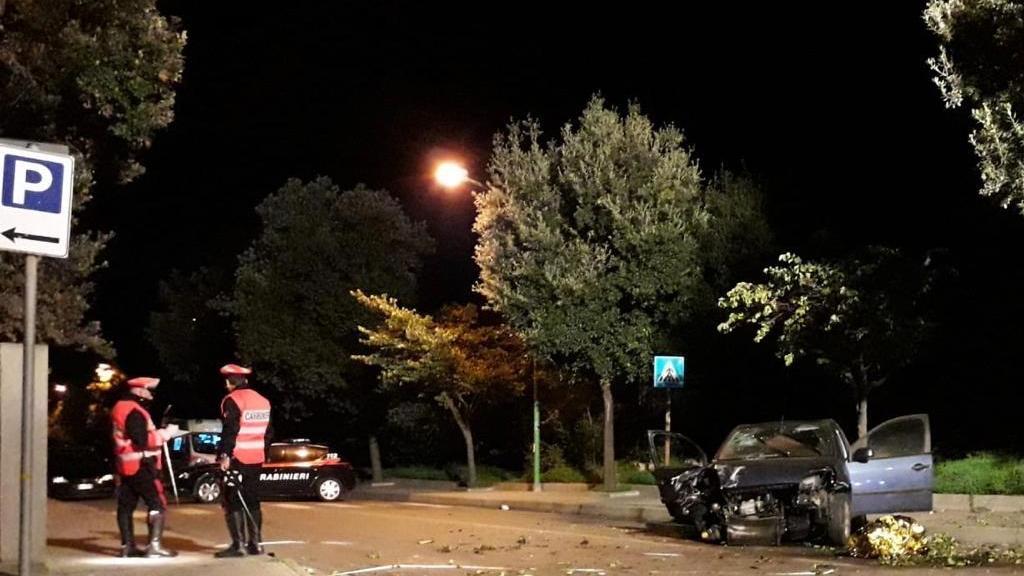 Con l'auto contro un albero, perde la vita una ragazza di 21 anni