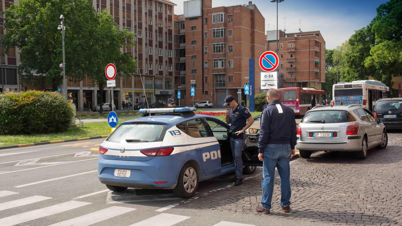 Un'auto della polizia in viale Costituzione