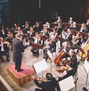 In alto l’interno del teatro e sopra Metha