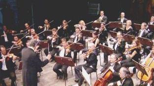 In alto l’interno del teatro e sopra Metha
