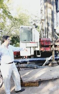 Il direttore sanitario Galassi indica il punto della nuova sorgente