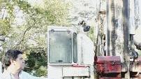 Il direttore sanitario Galassi indica il punto della nuova sorgente