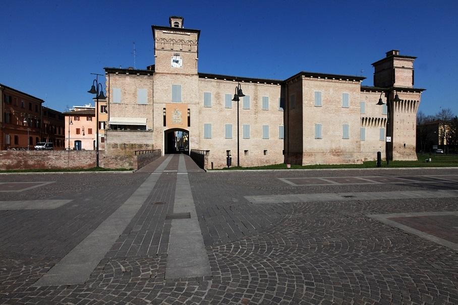 Soliera, la moglie si converte al cristianesimo, lui la minaccia 