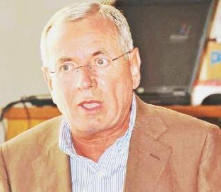 Sopra piazza della Sala affollata di notte e a fianco l’assessore Mario Tuci