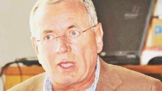 Sopra piazza della Sala affollata di notte e a fianco l’assessore Mario Tuci