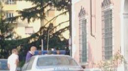 Un’auto della polizia e, sopra la scuola media Leopardi