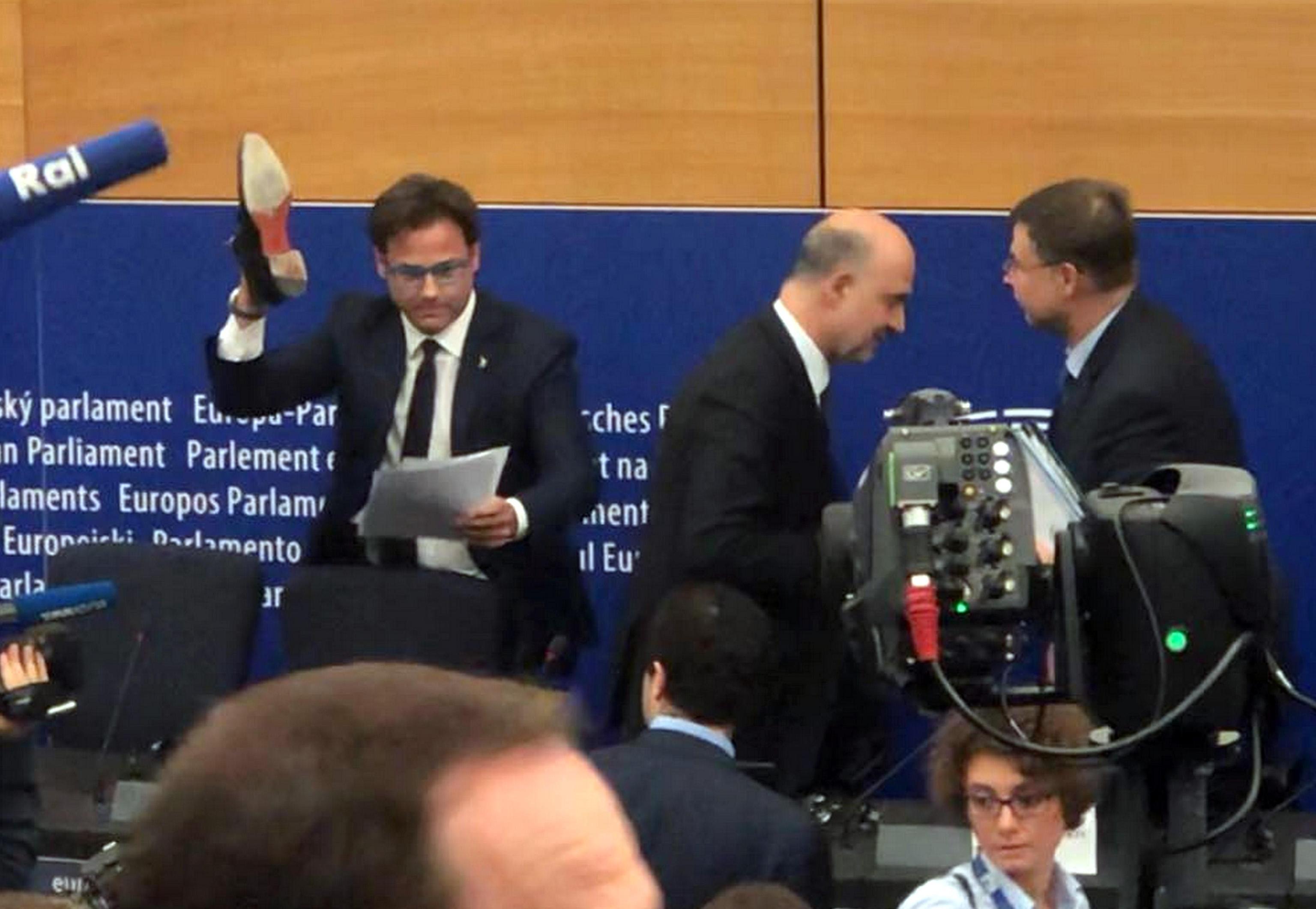 Scarpantibus. Se l’eurodeputato leghista fa l’arabo