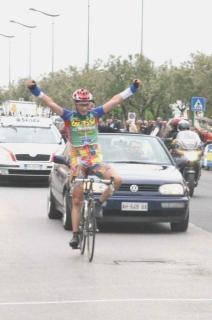 Una scena che si ripete spesso sulle strade della Toscana e non solo: Antonini arriva sul traguardo a braccia alzate. Il portacolori dello Stabbia-Iperfinish nell’ultimo weekend ha vinto il giro della Lunigiana