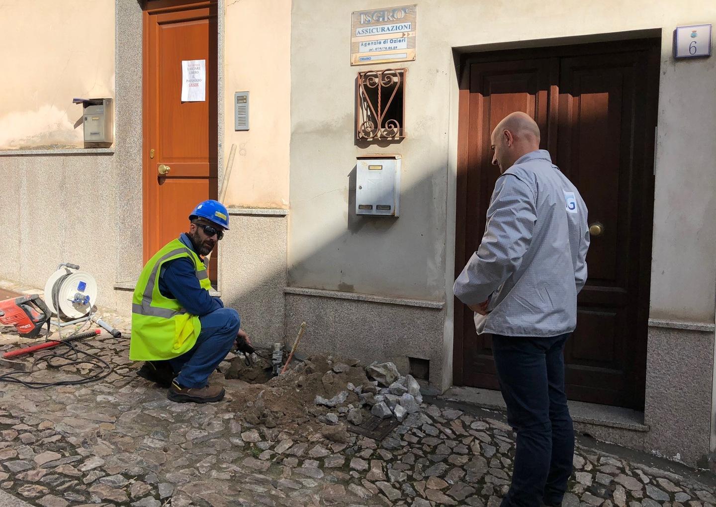 Auto urta una colonnina e provoca una fuga di gas in via Trento