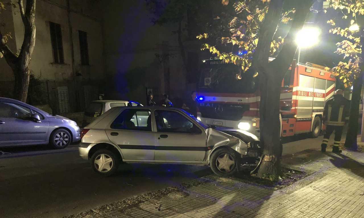 Sassari, perde il controllo e centra un albero 