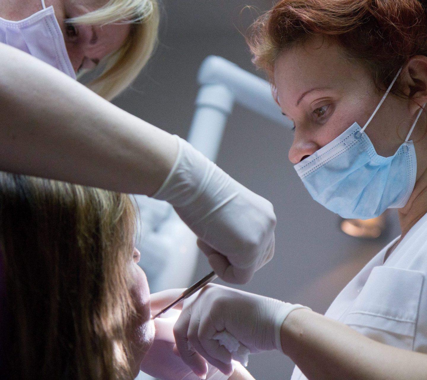 L'invenzione sarda: la Maga invisibile che rimette in ordine i denti con i magneti 