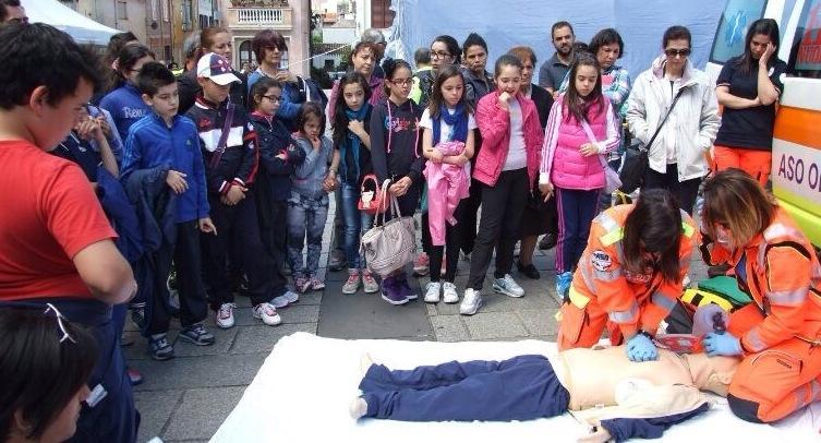 Cento volontari ospedalieri schierati per regalare un sorriso 