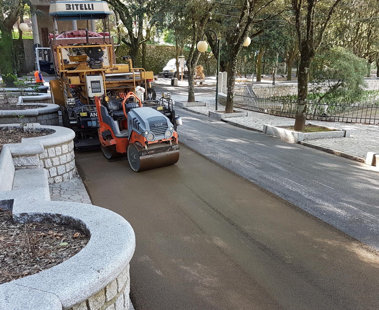 Asfalto color terra nel viale della Fonte Nuova 