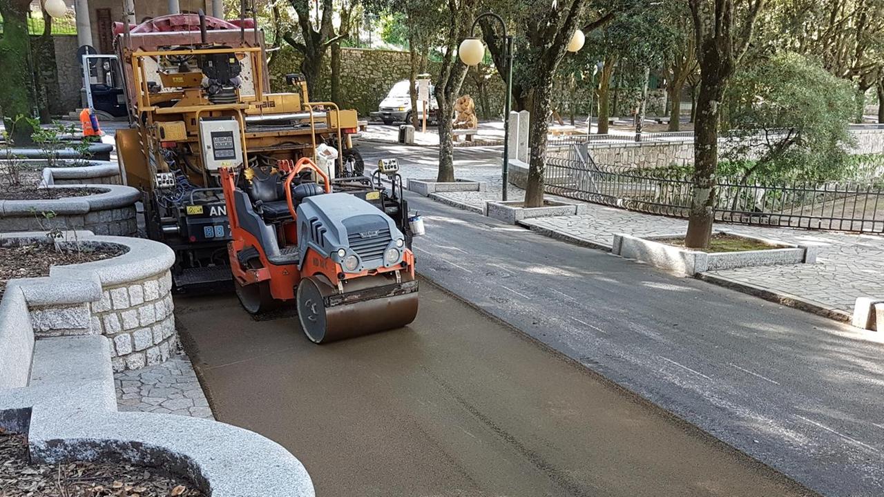 Asfalto color terra nel viale della Fonte Nuova