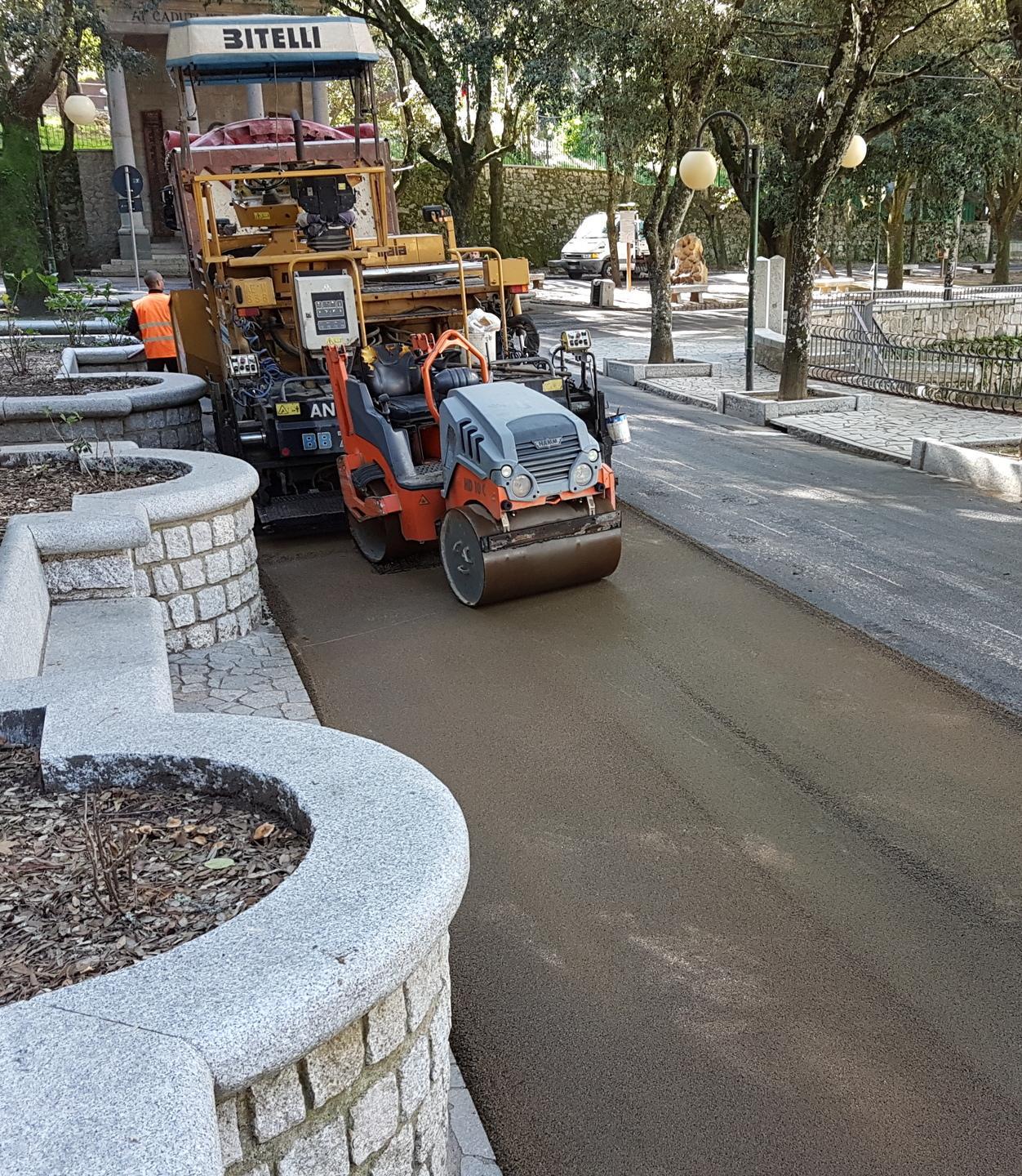 Fonte Nuova l’asfalto del viale diventa color terra