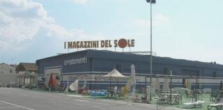 L’esterno dei Magazzini del sole Qui i ladri sono entrati in azione nel pieno della notte