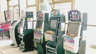Le slot all’interno del circolo Arci di Vada
