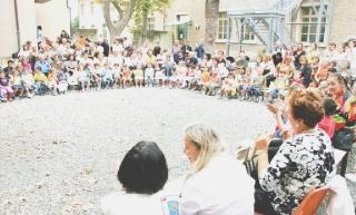 I bambini della scuola materna Battisti in festa nel cortile dell’edificio in via Borsellino