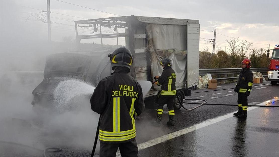 Modena, camion in fiamme: salvato tutto il pollame