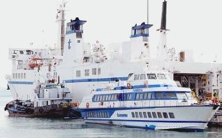 Un traghetto della Tormar in porto a Piombino, accanto l’aliscafo Fabricia fermo per due mesi per un guasto
