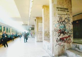 La stazione ferroviaria centrale in piazza Italia ricoperta di scritte e graffiti dopo uno dei tanti raid messi a segno dai vandali