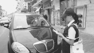 Il controllo di un’auto in sosta