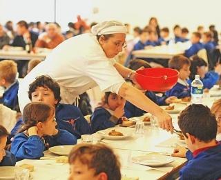 Alunni a pranzo in una mensa scolastica
