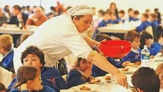 Alunni a pranzo in una mensa scolastica