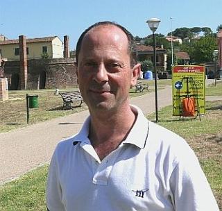Una foto storica dell’associazione “Il mattone”, organizzatrice della fiera dei fischi e delle campanelle e il suo presidente Piero Paoli