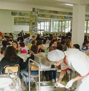 Alunni a pranzo in una mensa