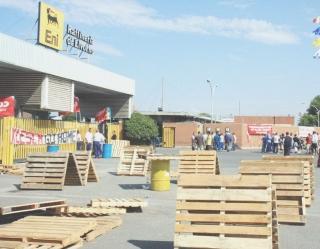 Le “barricate” per bloccare l’ingresso della raffineria Eni a Stagno