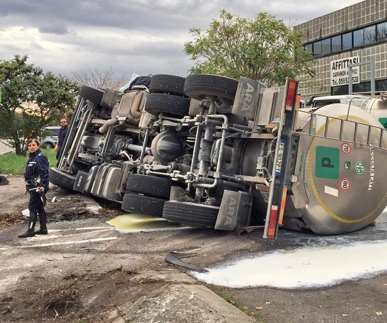Si rovescia il tir di latte