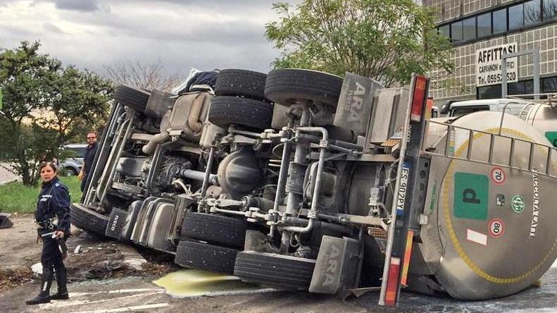 Si rovescia il tir di latte