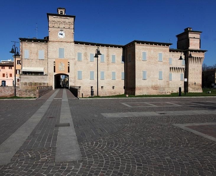 Perseguita la moglie che si è convertita al Cristianesimo 