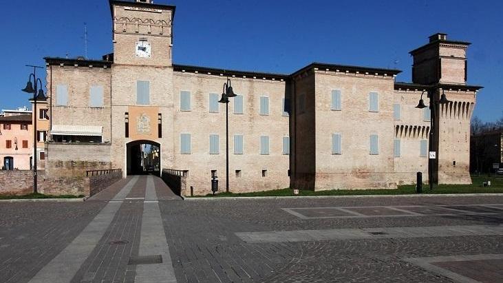 Perseguita la moglie che si è convertita al Cristianesimo