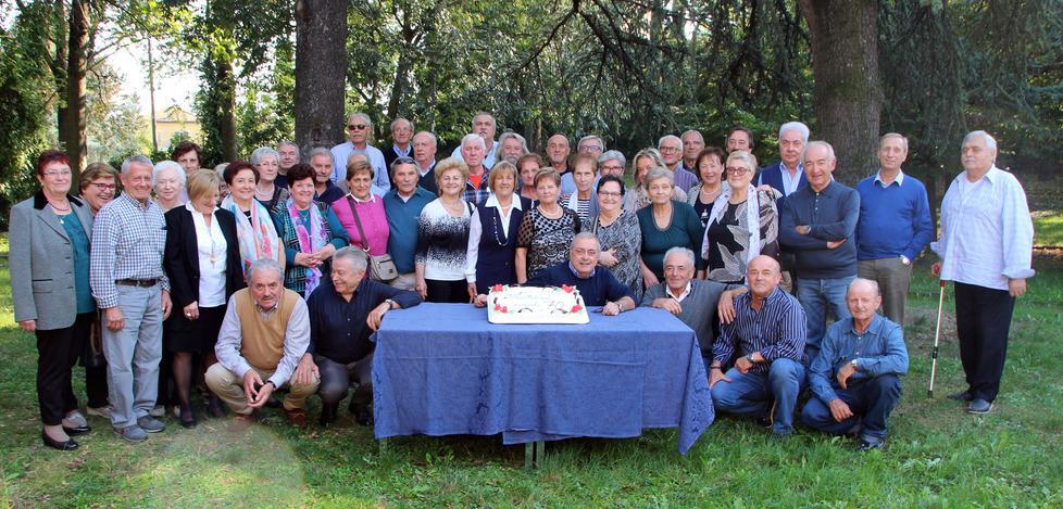 I nati nel 1948 si ritrovano a tavola per farsi gli auguri 