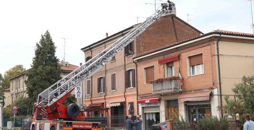 I vigili intervengono sul tetto