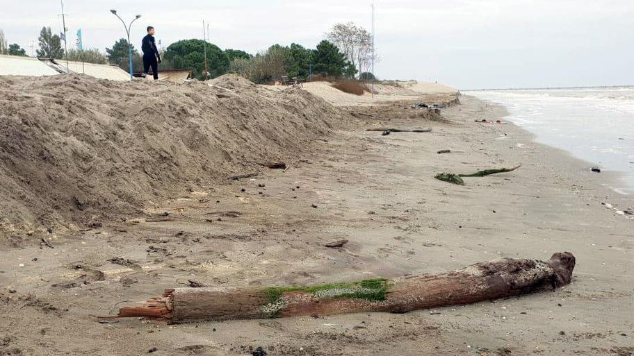 Il mare mangia la spiaggia