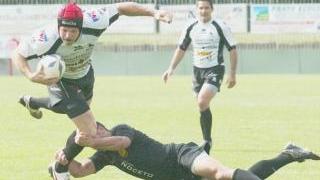 Burton placcato prima di schiacciare in meta
