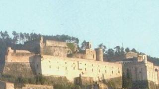 Il castello Malaspina e una pineta sul litorale