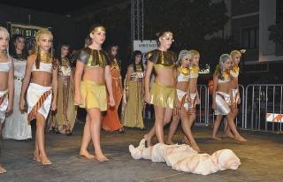 Il balletto del rione Stazione (a sinistra e in basso) e, a destra si prova ballo e coreografia sul carro del Palazzi