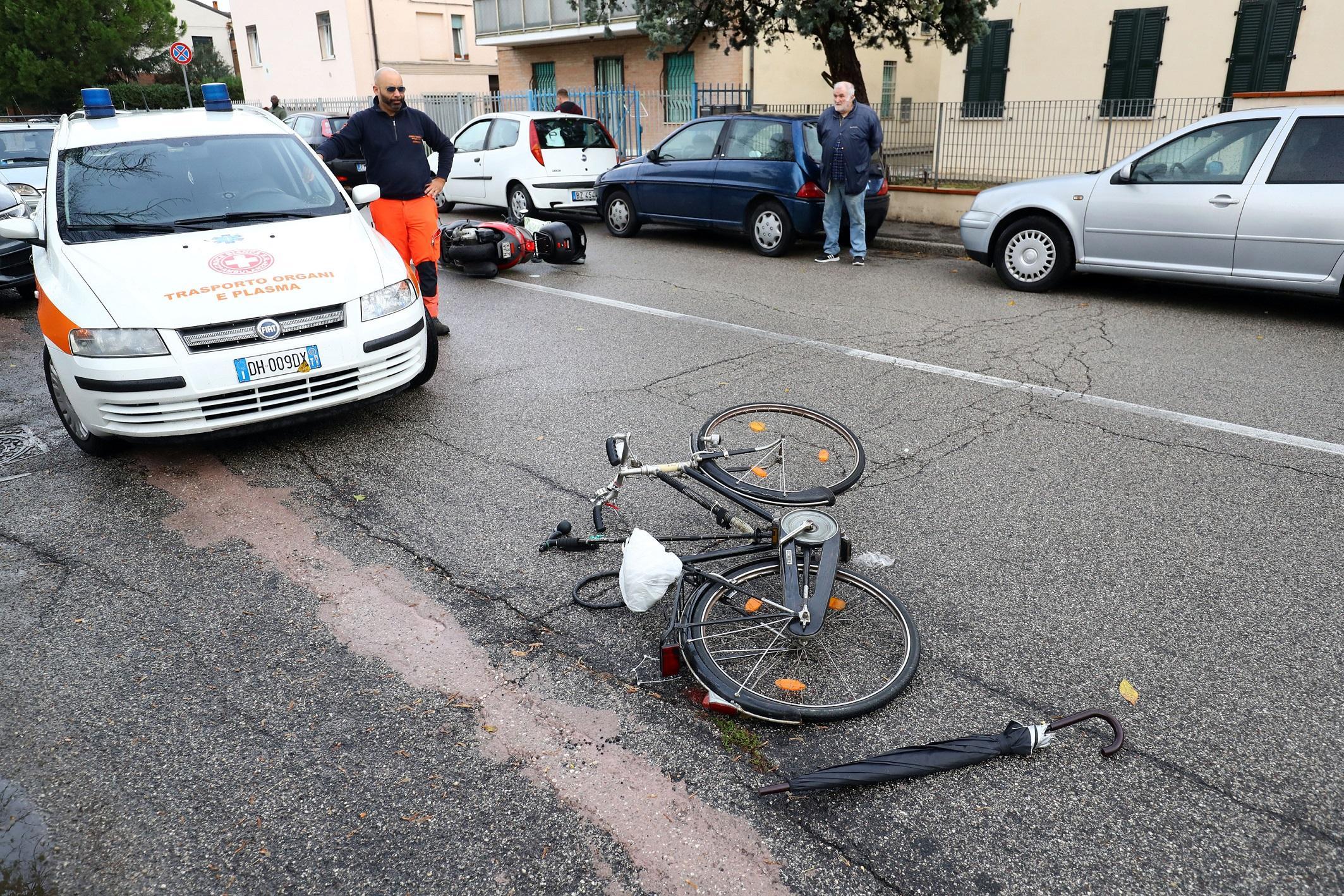 La bici e lo scooter venuti a collisione e i soccorritori