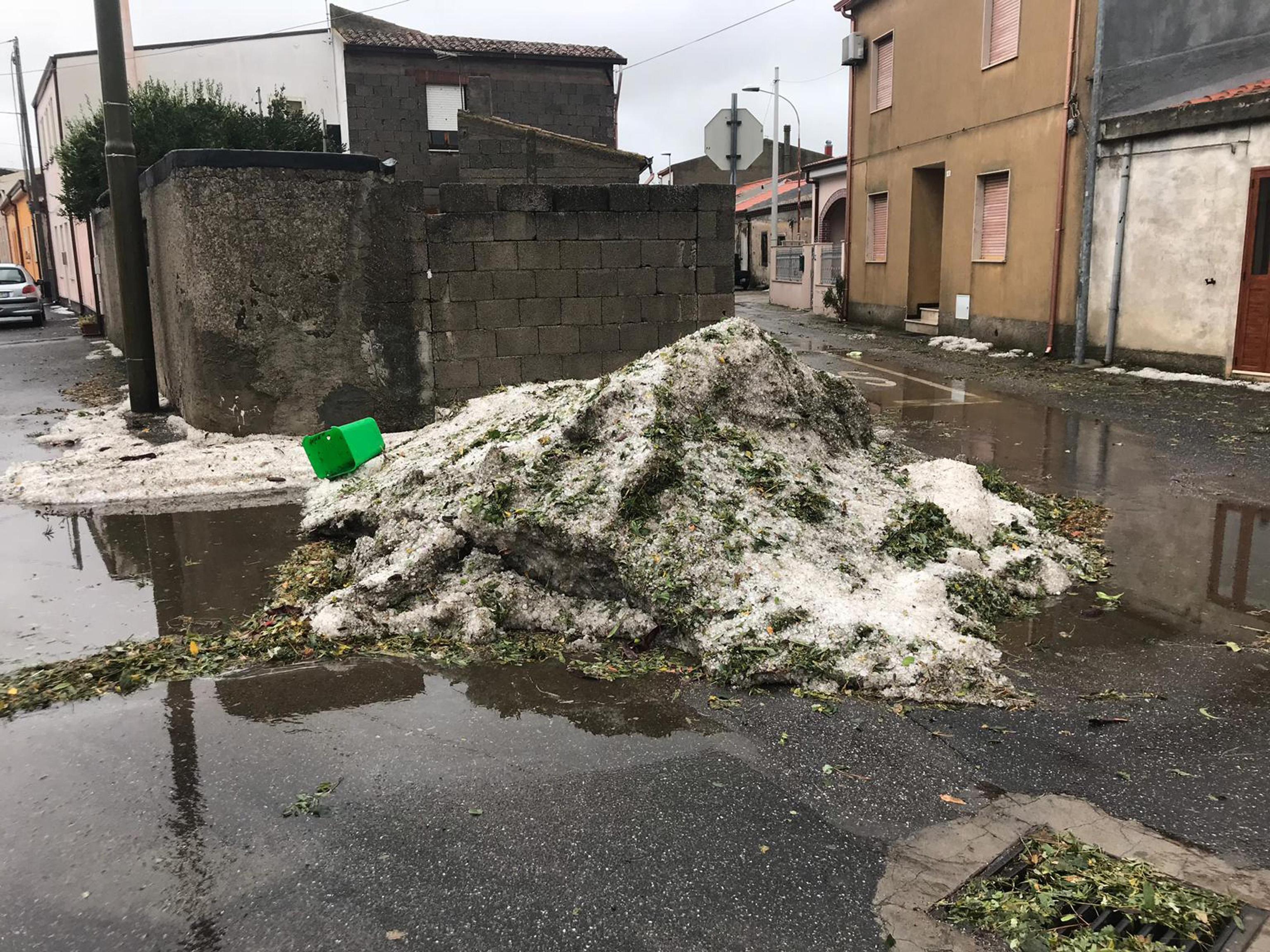 In Sardegna vento a 160 chilometri orari, trombe d'aria e grandinate flagello