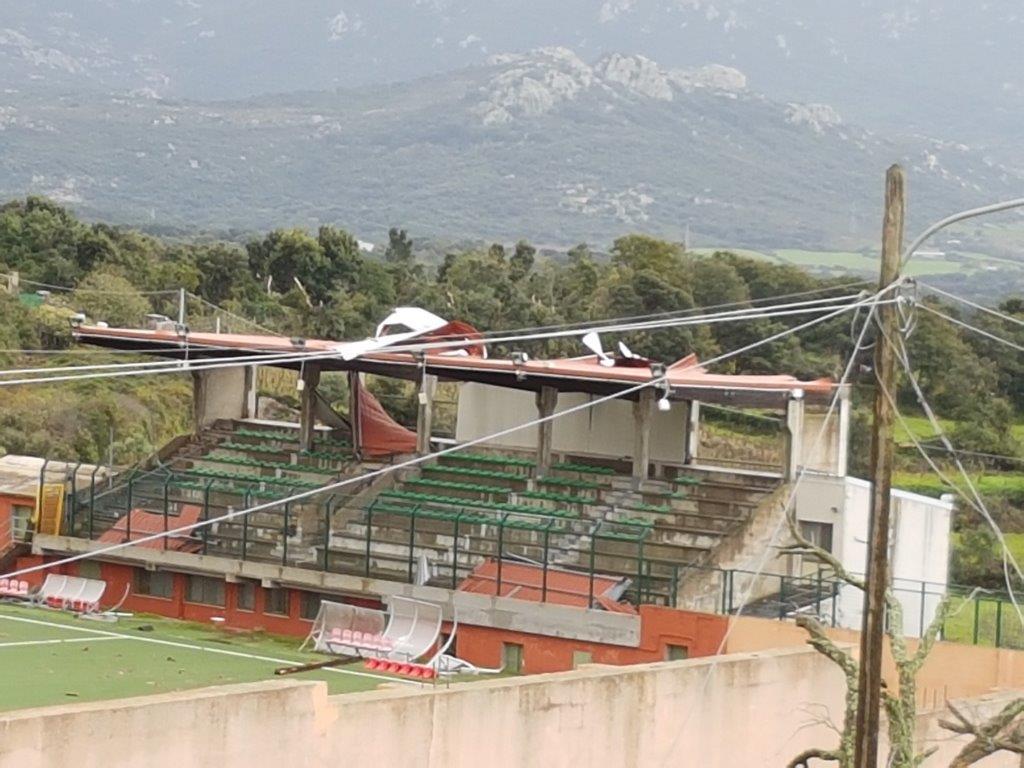 I danni allo stadio "Limbara" di Luras (foto Angelo Mavuli)