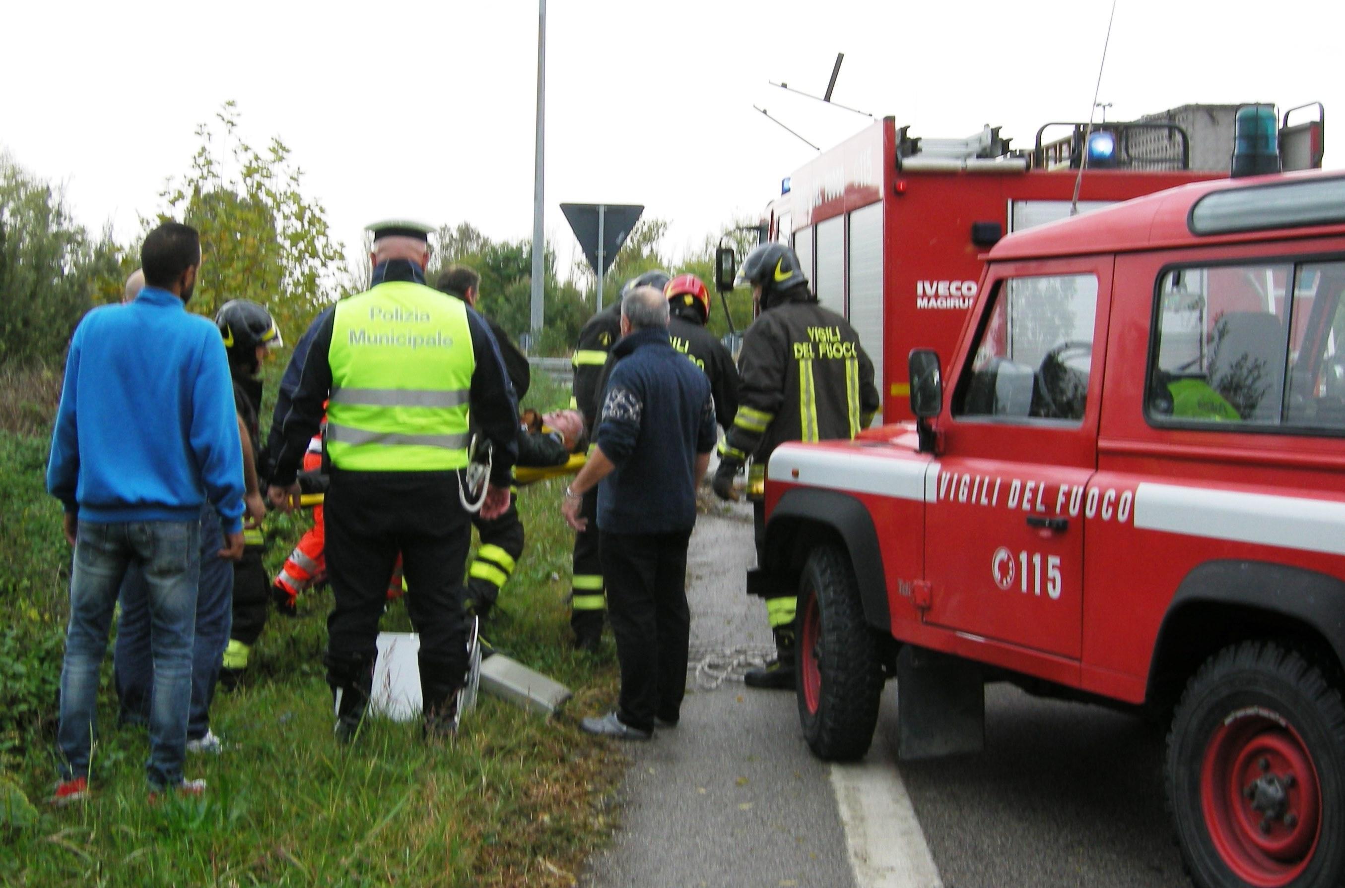 I soccorsi all'automobilista finito fuori strada