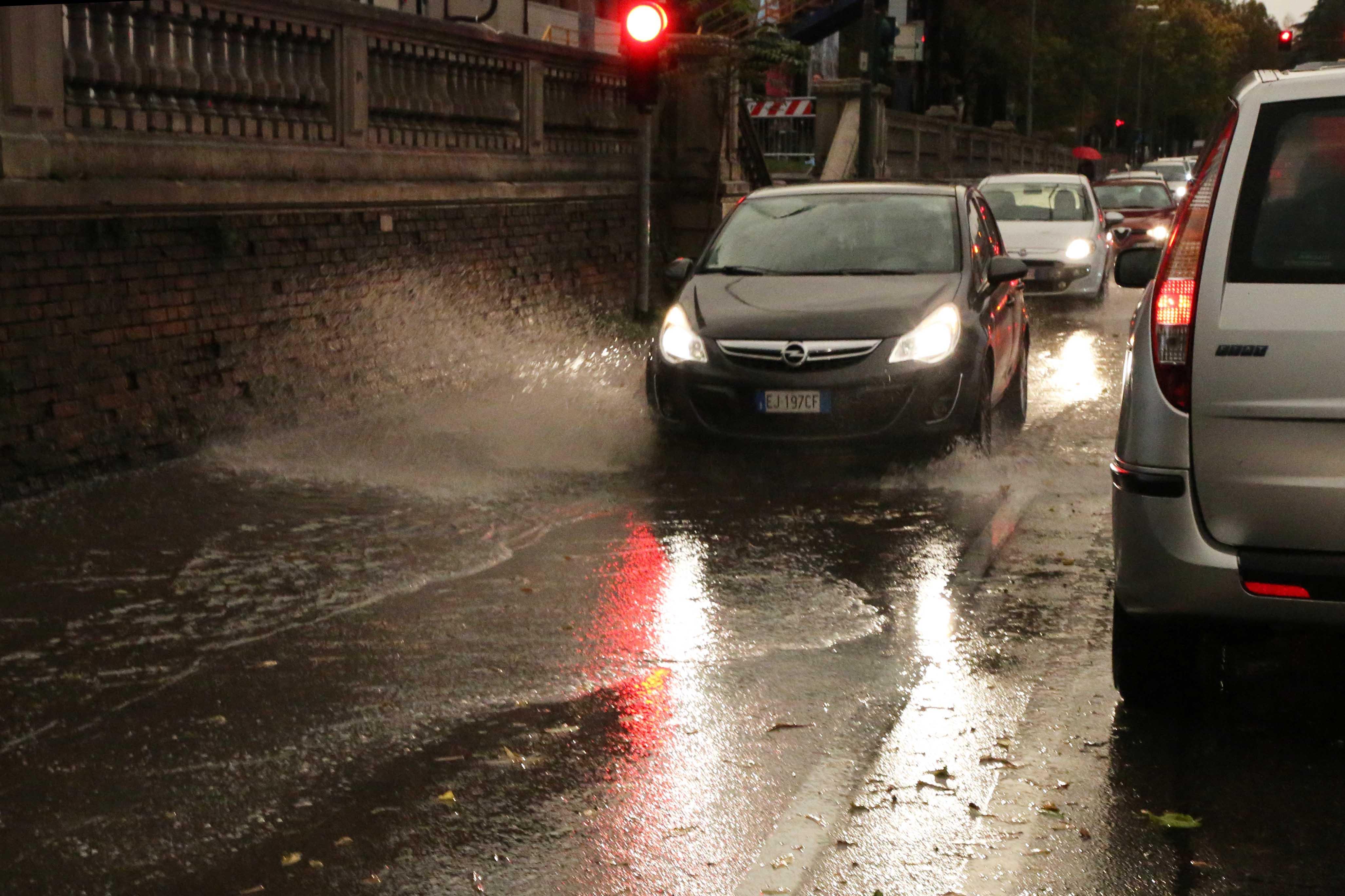 Emergenza maltempo, interventi dei vigili del fuoco per allagamenti e alberi caduti