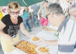 <strong>IL PRESIDIO E LA FESTA.</strong> Con mogli e figli al “pranzo di lotta” davanti alla raffineria