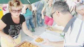 <strong>IL PRESIDIO E LA FESTA.</strong> Con mogli e figli al “pranzo di lotta” davanti alla raffineria