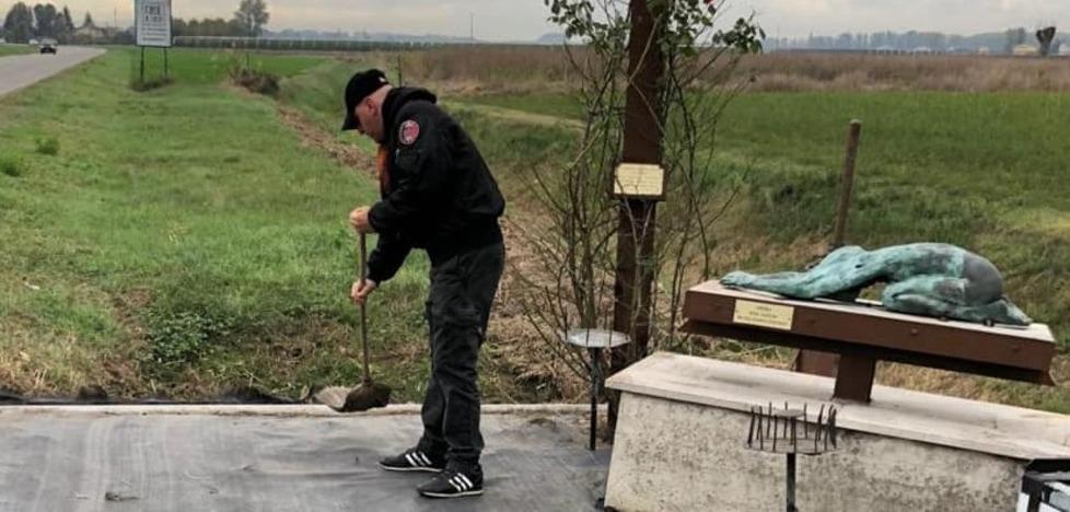 Corriere fantasma, i volontari puliscono il monumento 