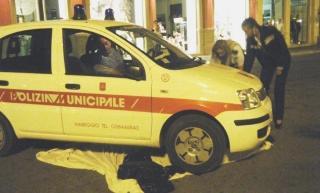 L’auto della polizia municipale sopra la merce degli ambulanti